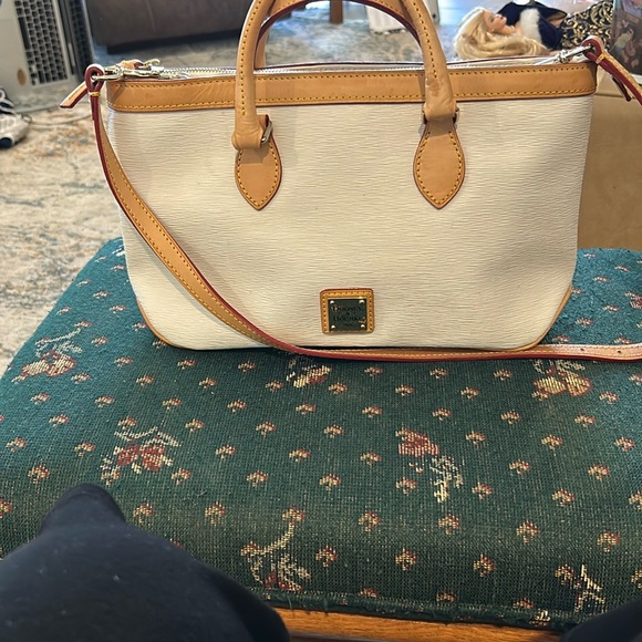 Dooney & Bourke  cream colored Crossbody bag trimmed in rawhide red interior - Picture 1 of 14